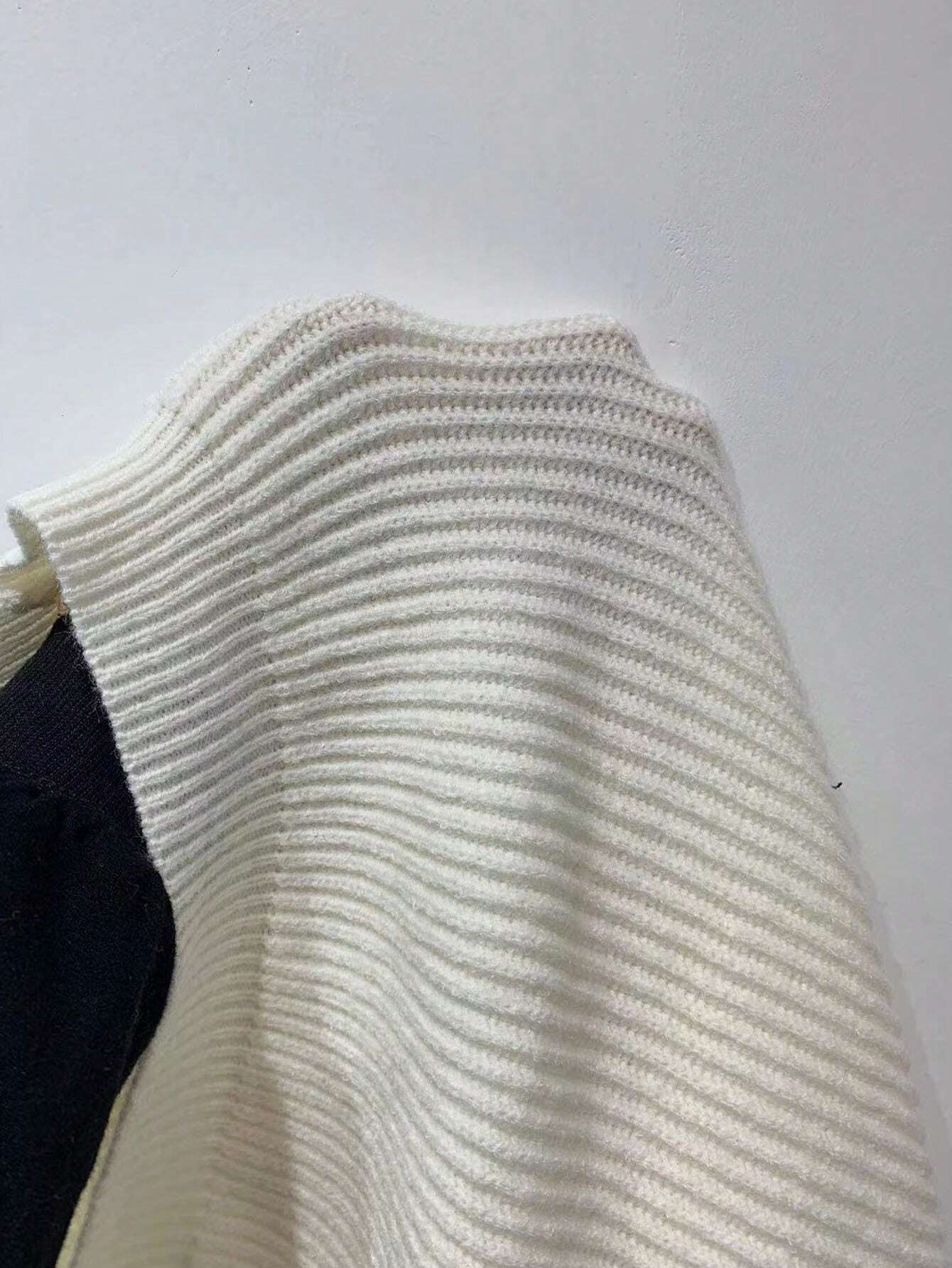 Stickad Vit Kofta med Knappar