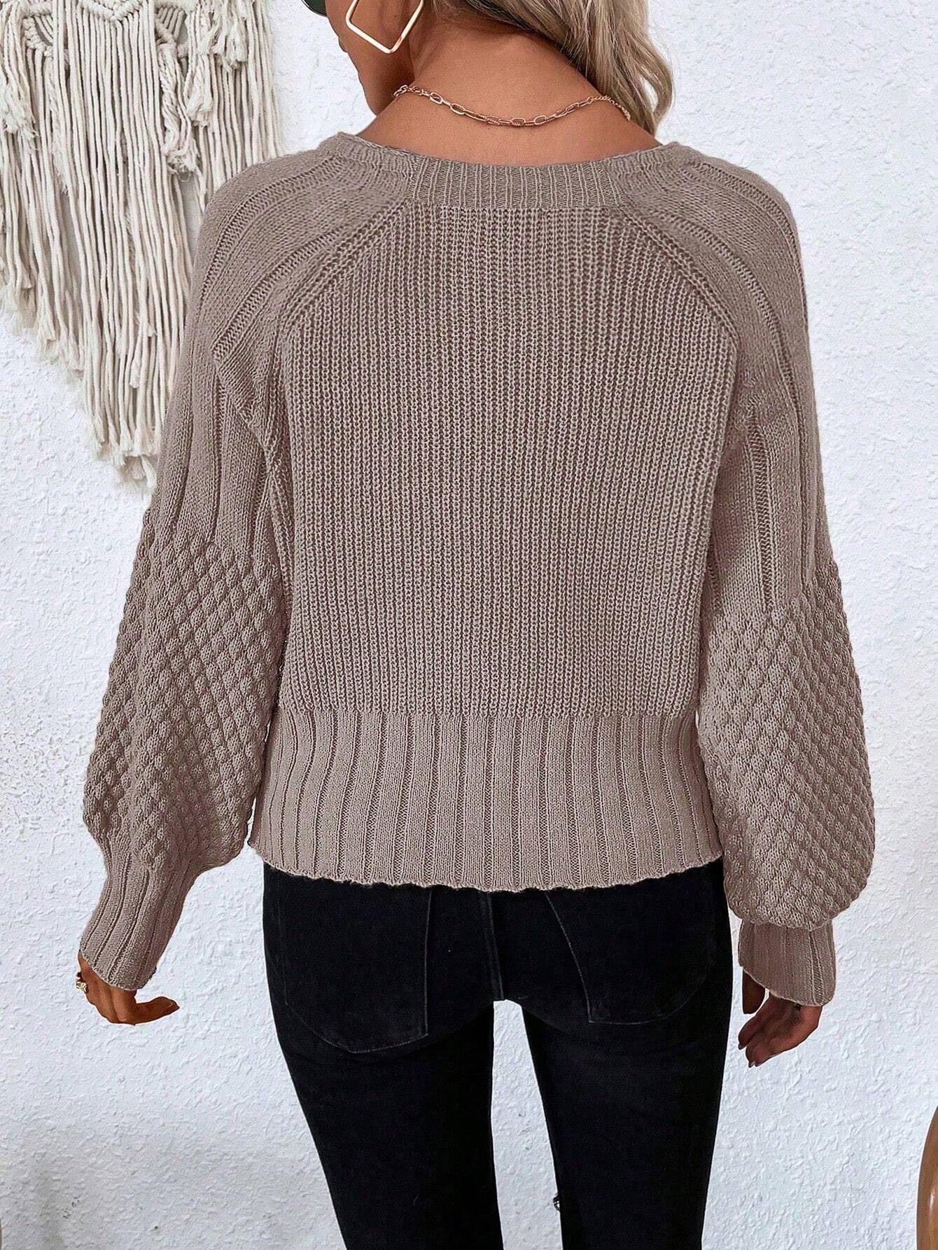 Stickad Kofta i Beige med Strukturärmar