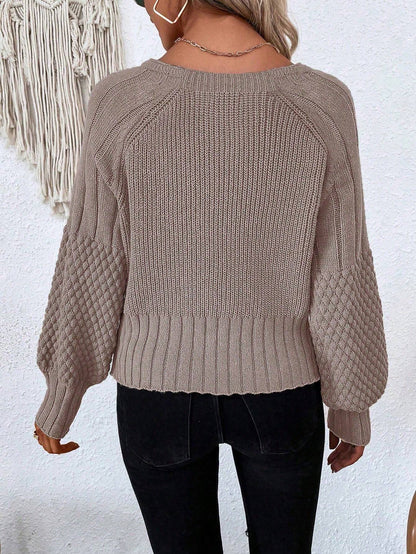 Stickad Kofta i Beige med Strukturärmar