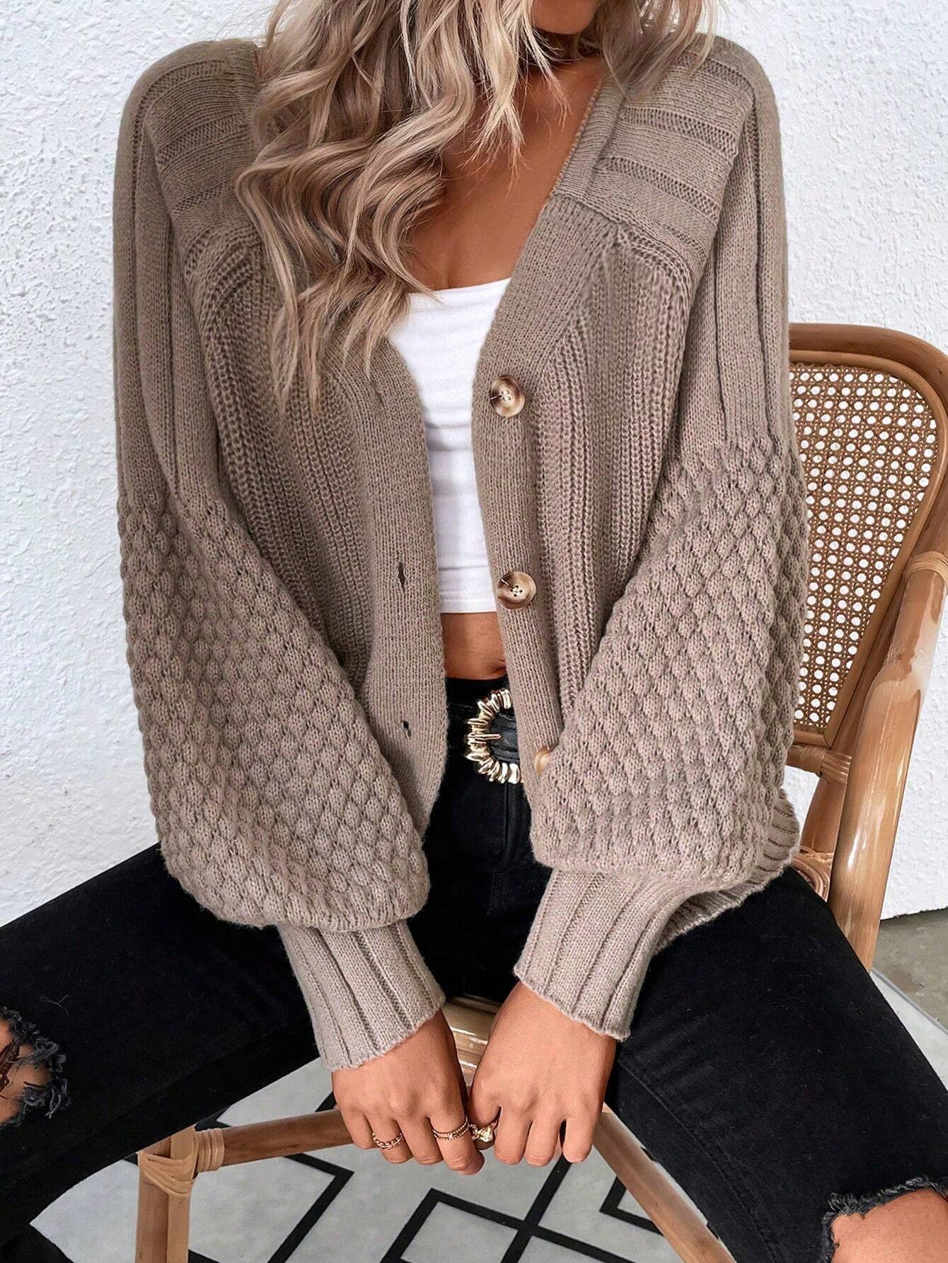 Stickad Kofta i Beige med Strukturärmar