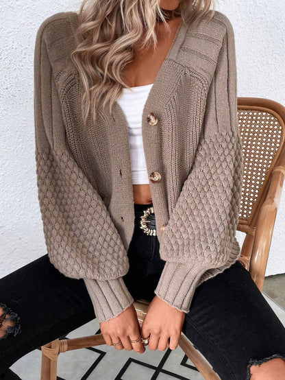 Stickad Kofta i Beige med Strukturärmar