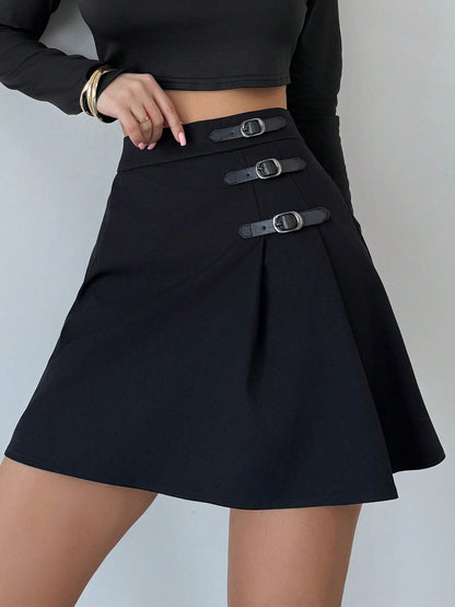 Kort Svart Kjol med Spänndetaljer