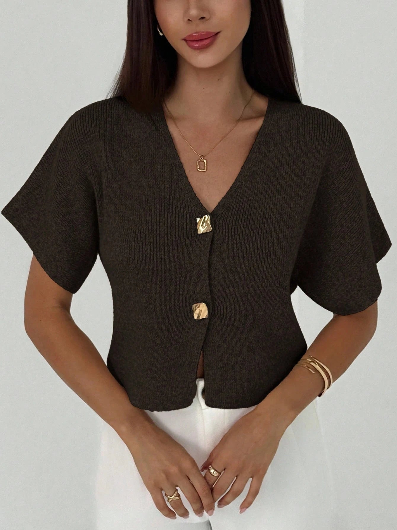 Stickad Kortärmad Blus med Gulddetaljer