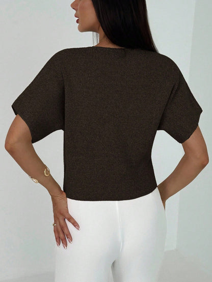 Stickad Kortärmad Blus med Gulddetaljer