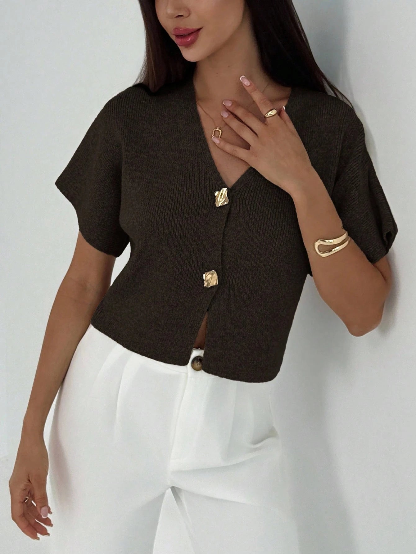 Stickad Kortärmad Blus med Gulddetaljer