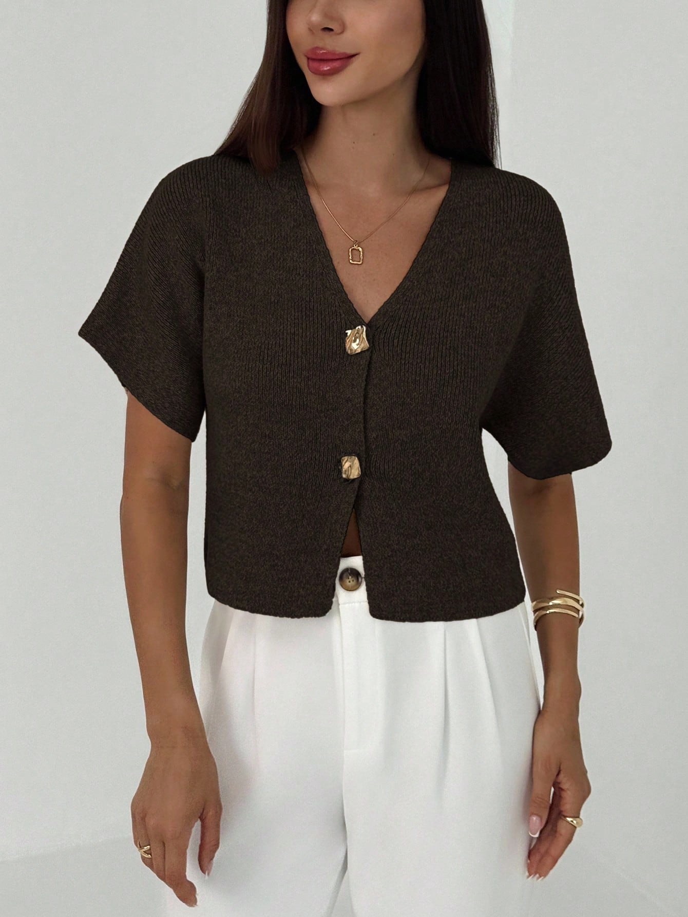 Stickad Kortärmad Blus med Gulddetaljer