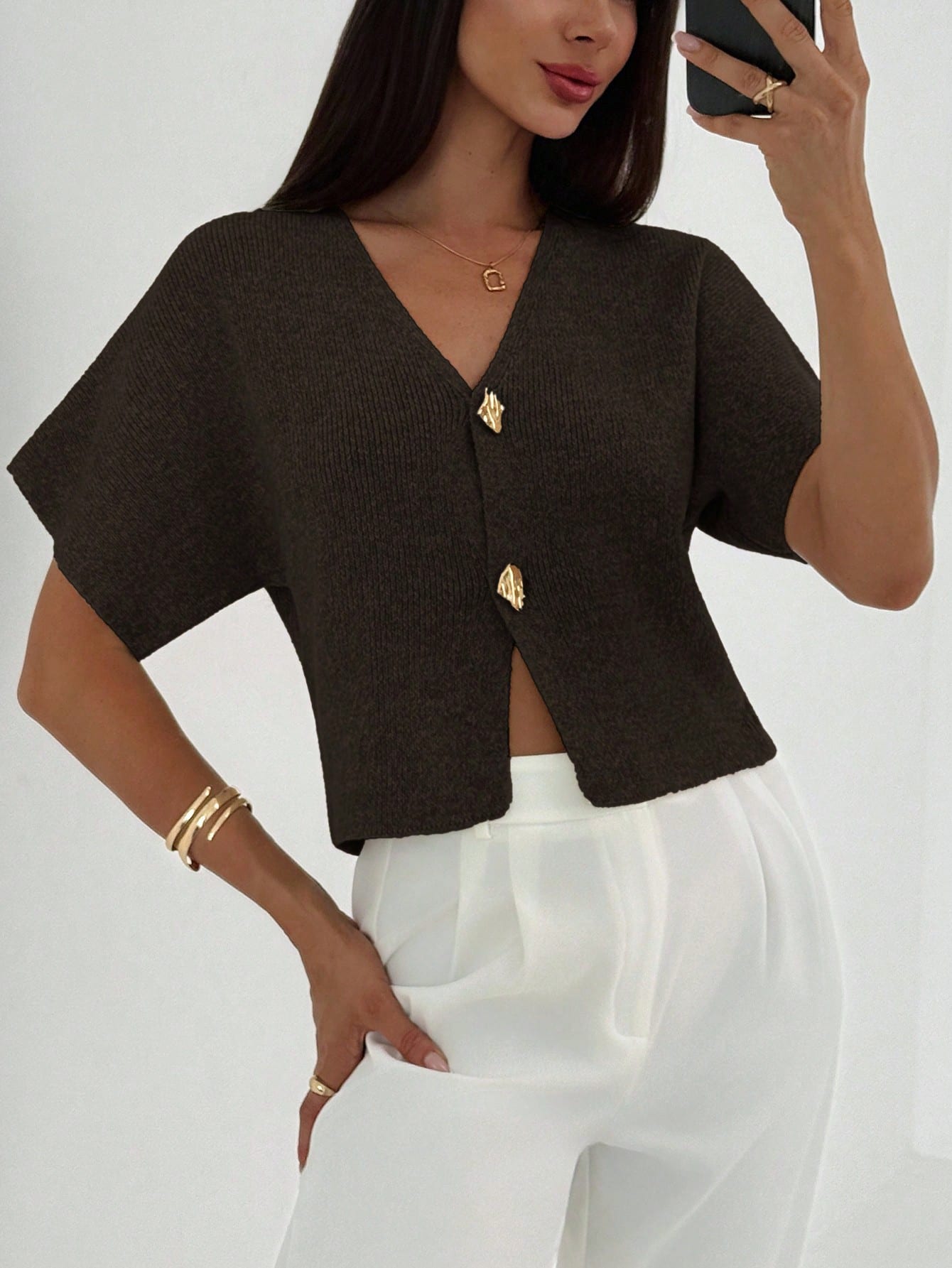 Stickad Kortärmad Blus med Gulddetaljer