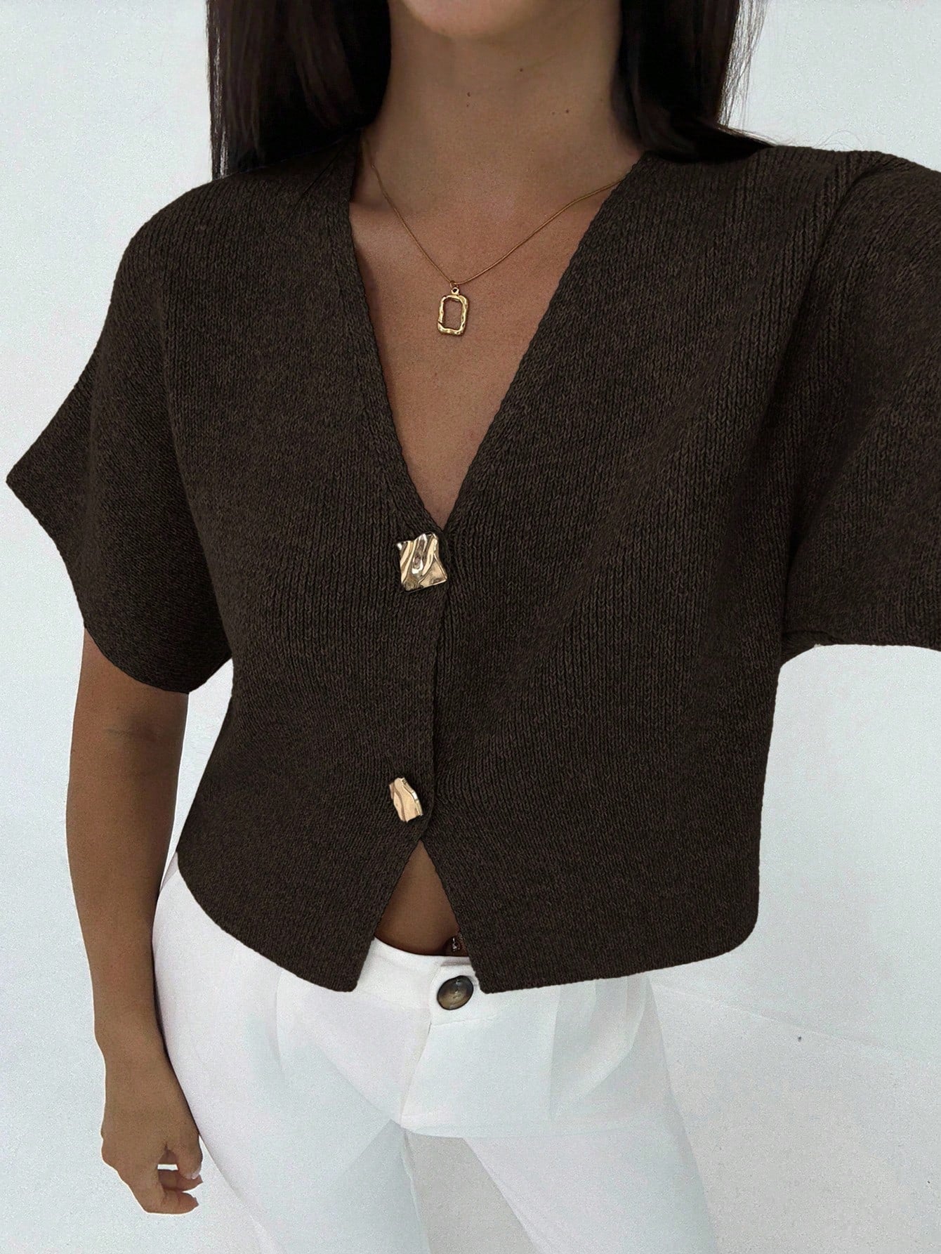 Stickad Kortärmad Blus med Gulddetaljer